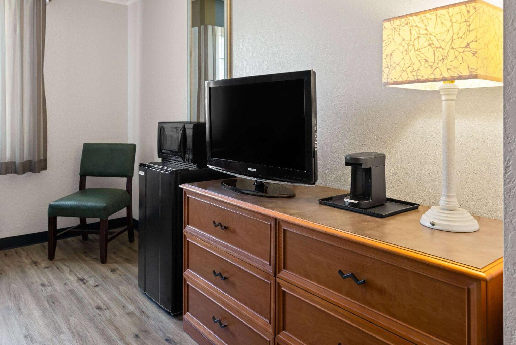 La Quinta By Wyndham Pittsburgh Airport Hotel 3*
