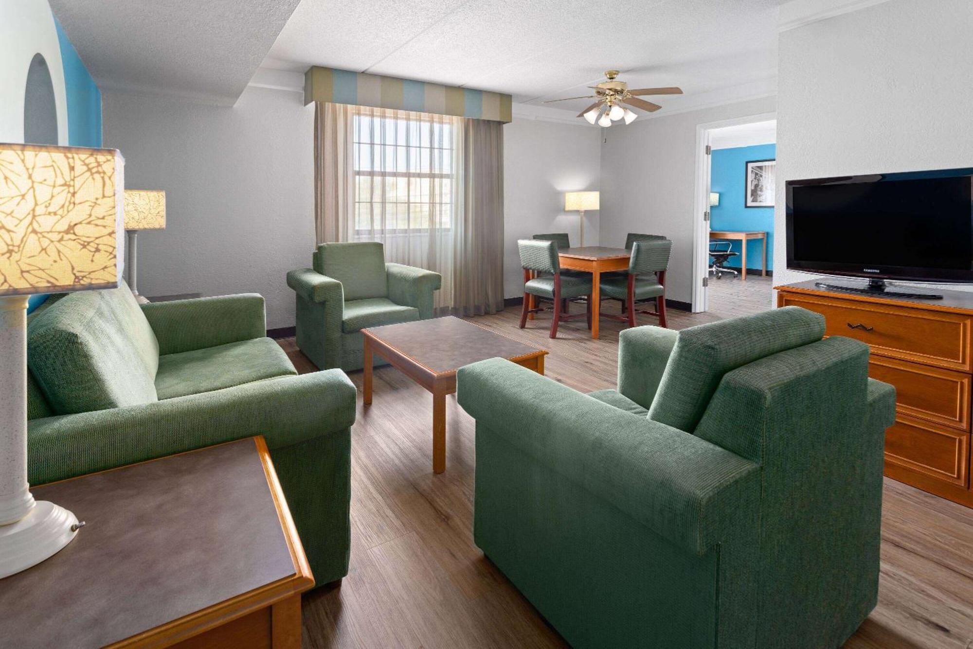 La Quinta By Wyndham Pittsburgh Airport 3*