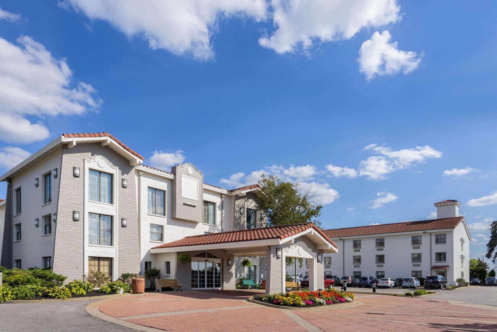 La Quinta By Wyndham Pittsburgh Airport Hotel