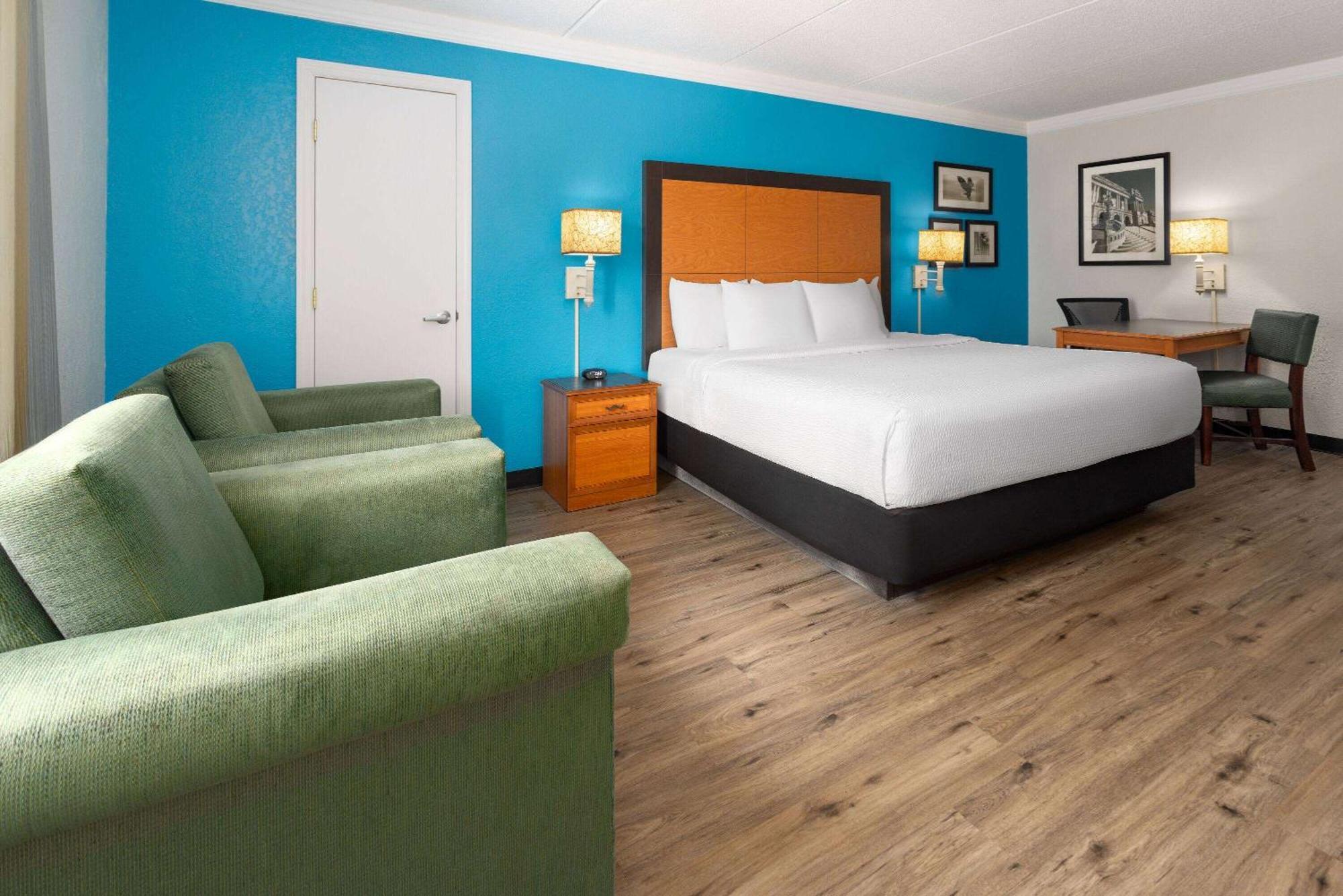 La Quinta By Wyndham Pittsburgh Airport Hotel