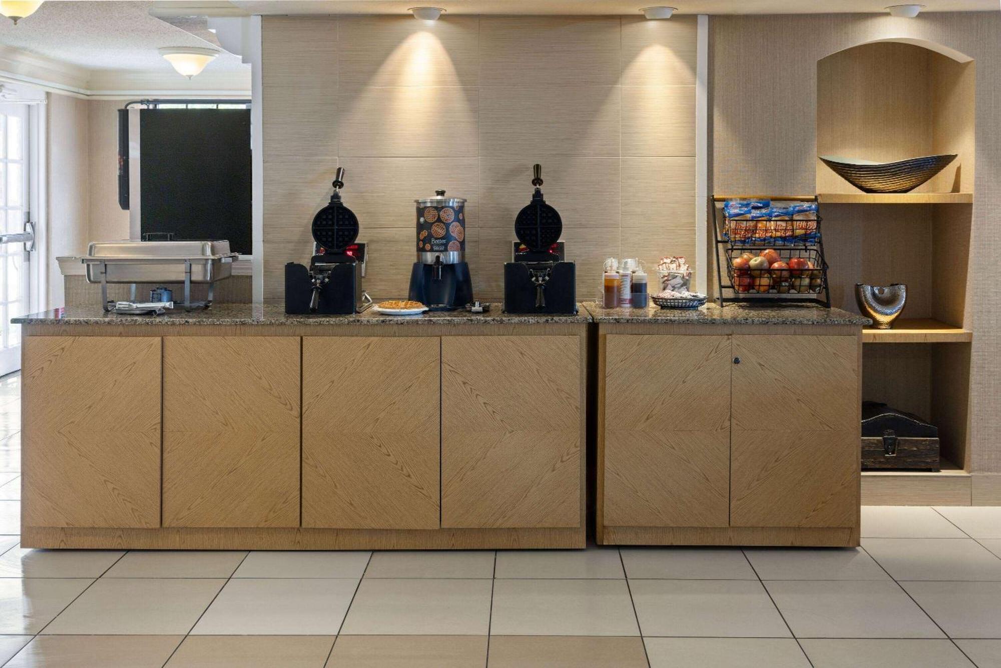 La Quinta By Wyndham Pittsburgh Airport Hotel 3*