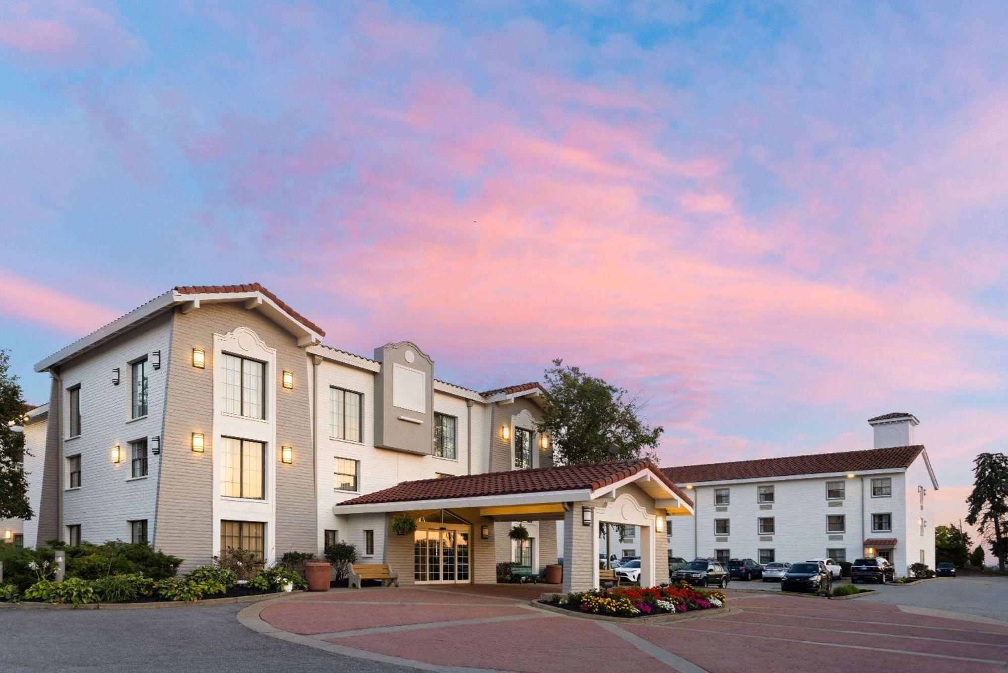 La Quinta By Wyndham Pittsburgh Airport