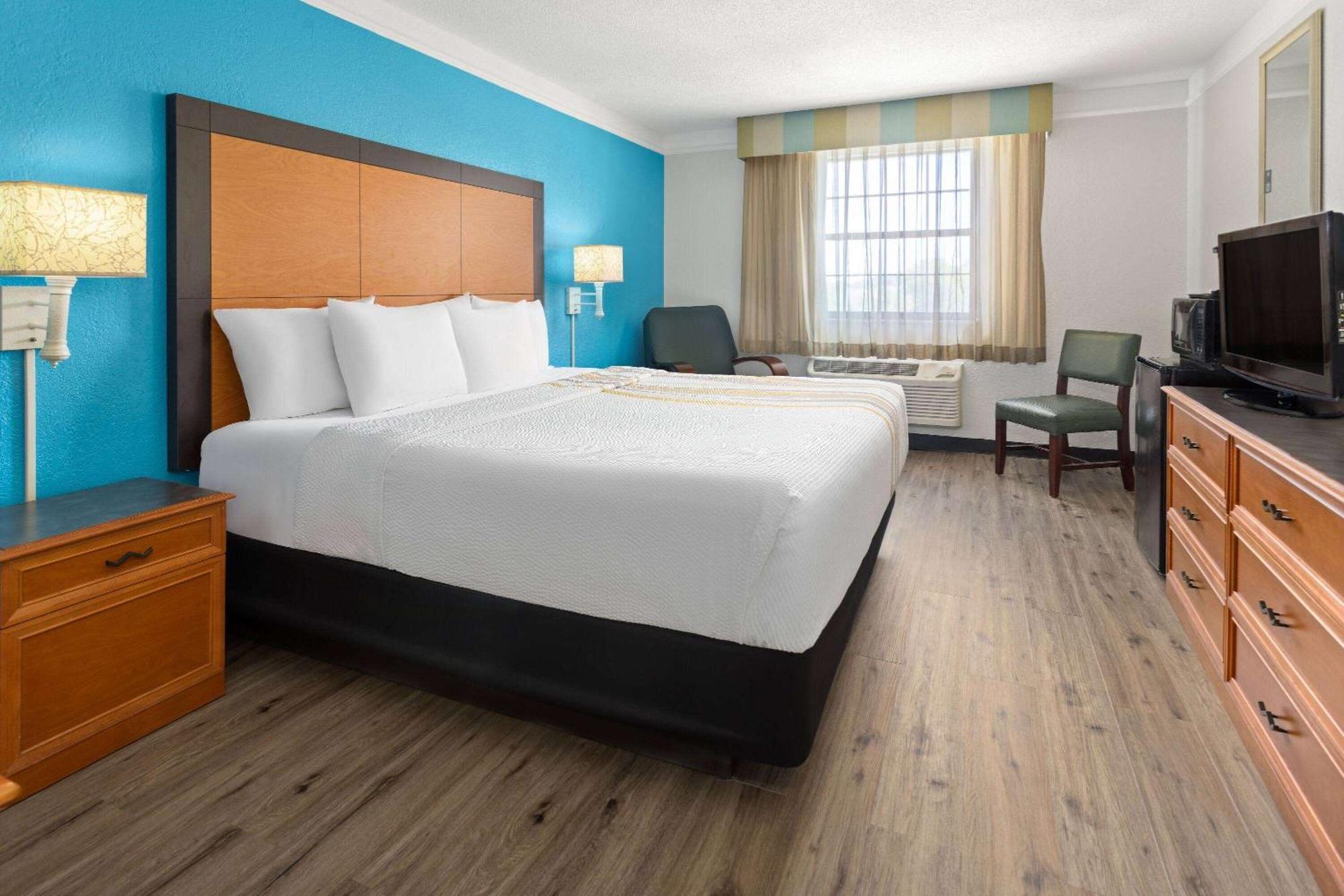 La Quinta By Wyndham Pittsburgh Airport Hotel 3*