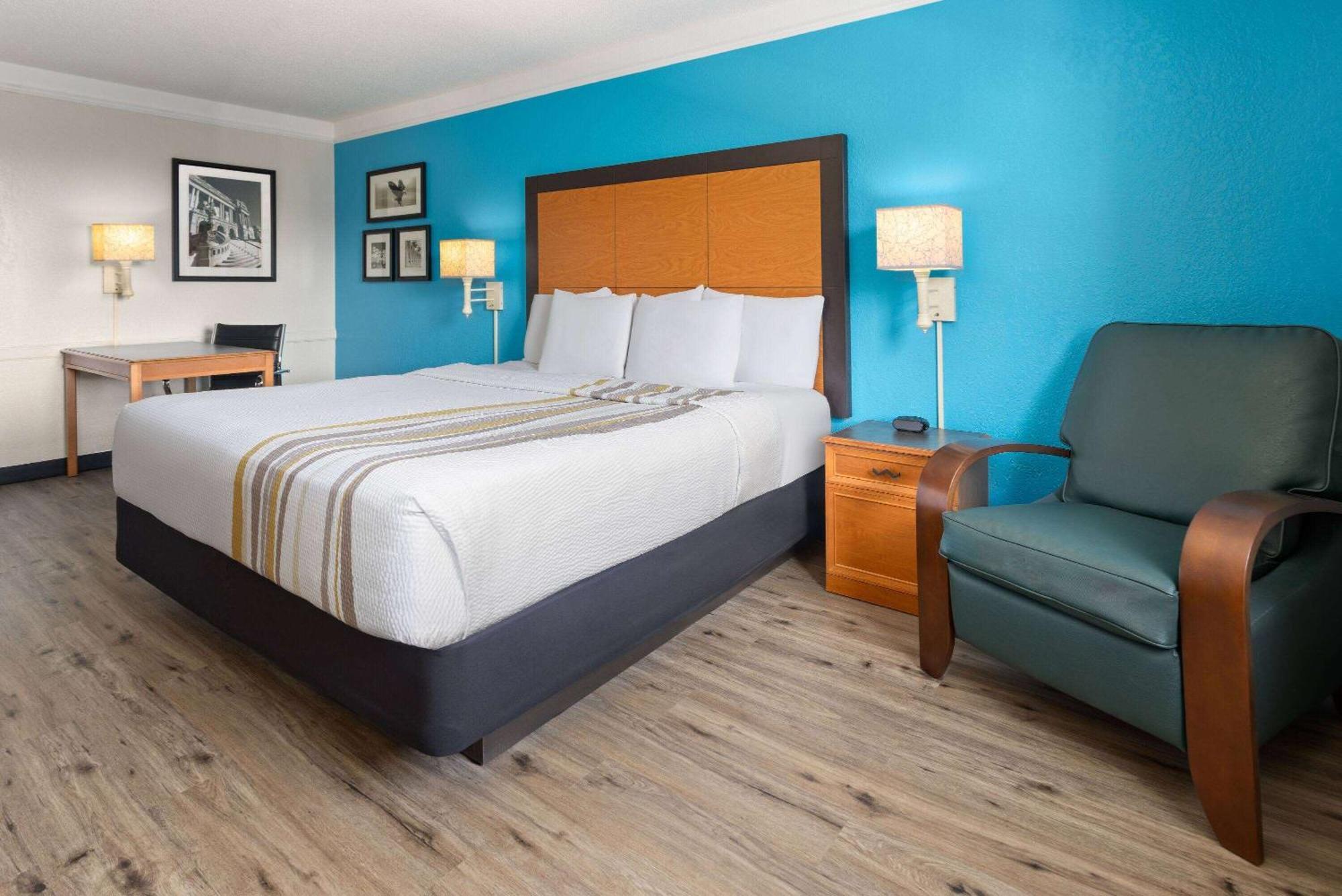 La Quinta By Wyndham Pittsburgh Airport Hotel