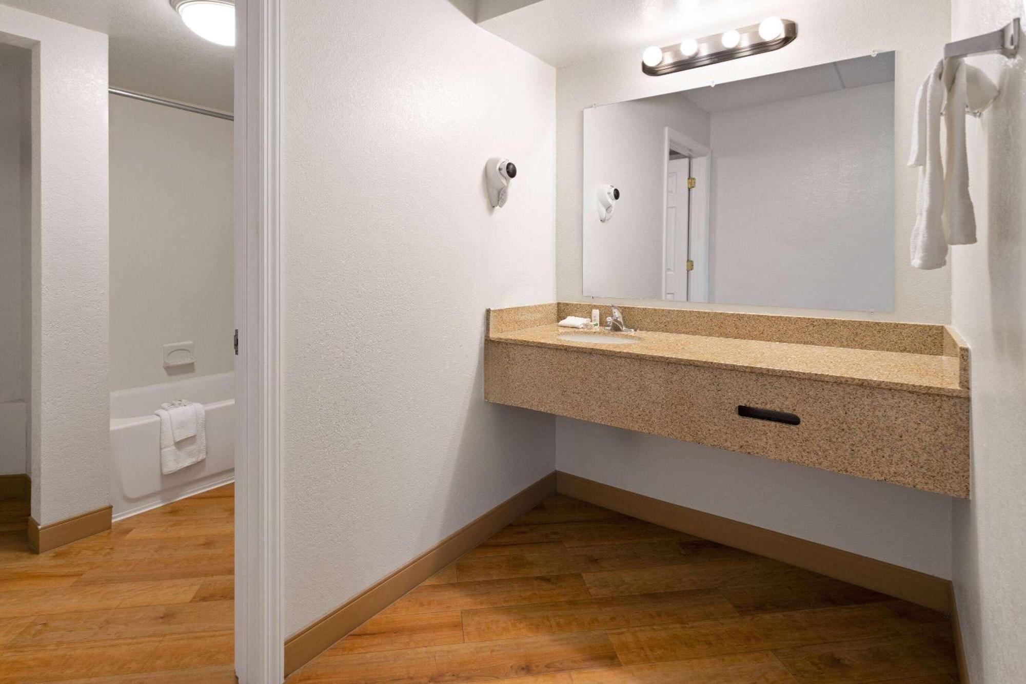 Hotel La Quinta By Wyndham Pittsburgh Airport 3*