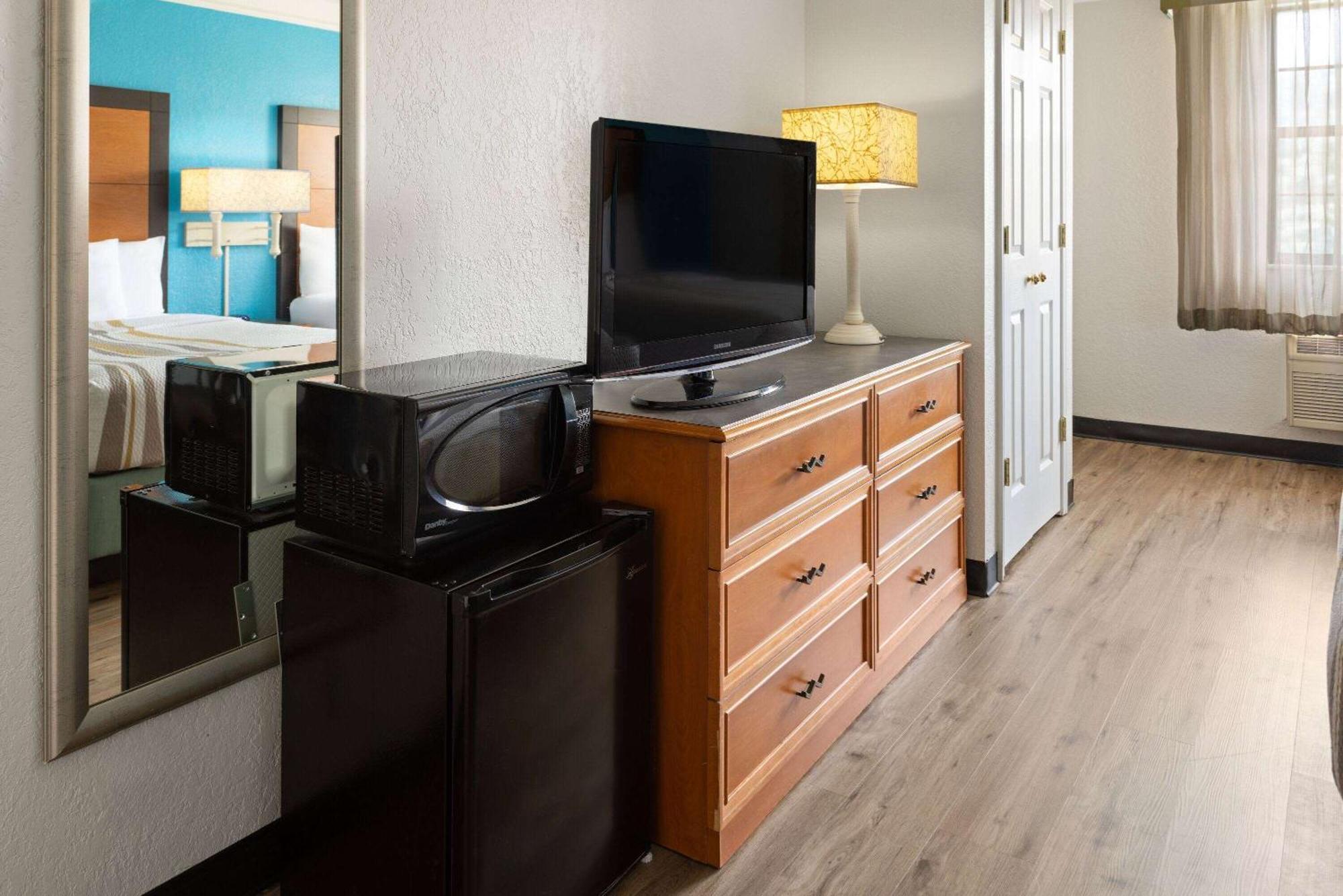 Hotel La Quinta By Wyndham Pittsburgh Airport 3*
