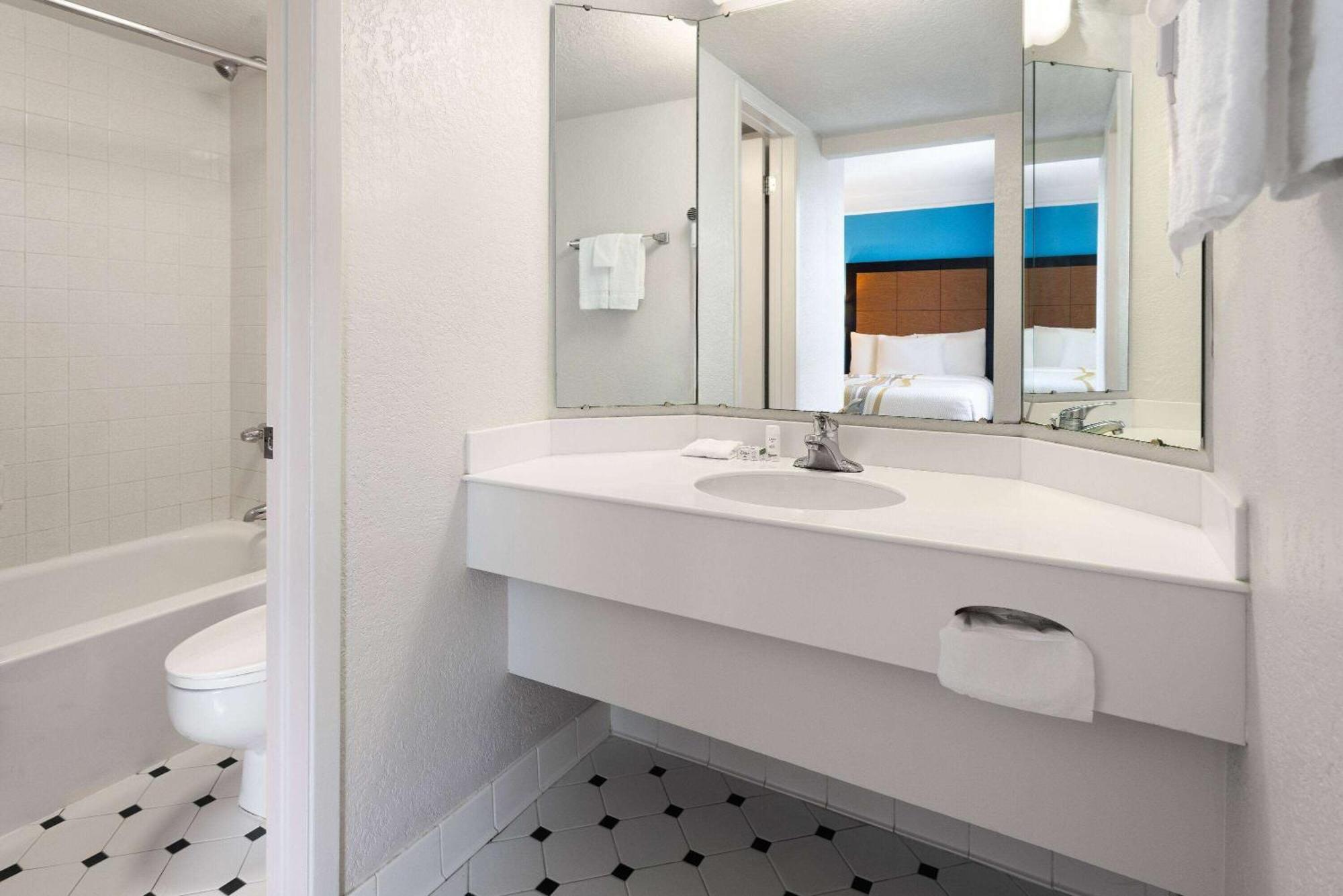 La Quinta By Wyndham Pittsburgh Airport Hotel