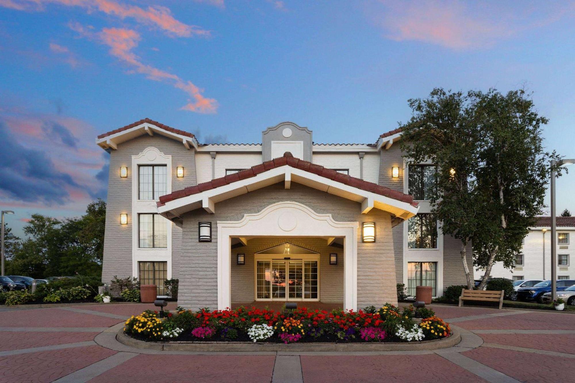 Hotel La Quinta By Wyndham Pittsburgh Airport 3*